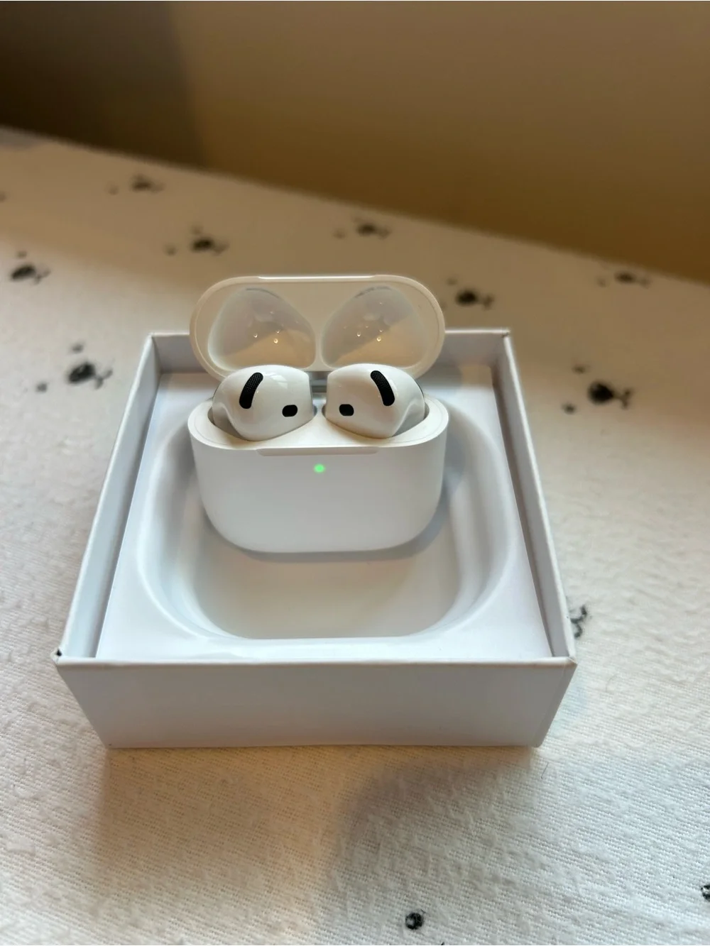 Apple White Wireless Earbuds with Charging Case